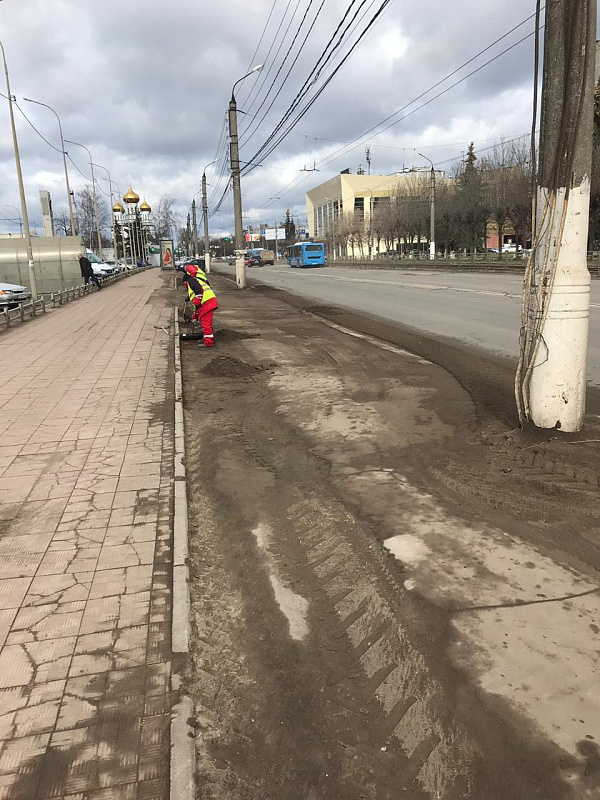 В Твери продолжаются работы по уборке смёта